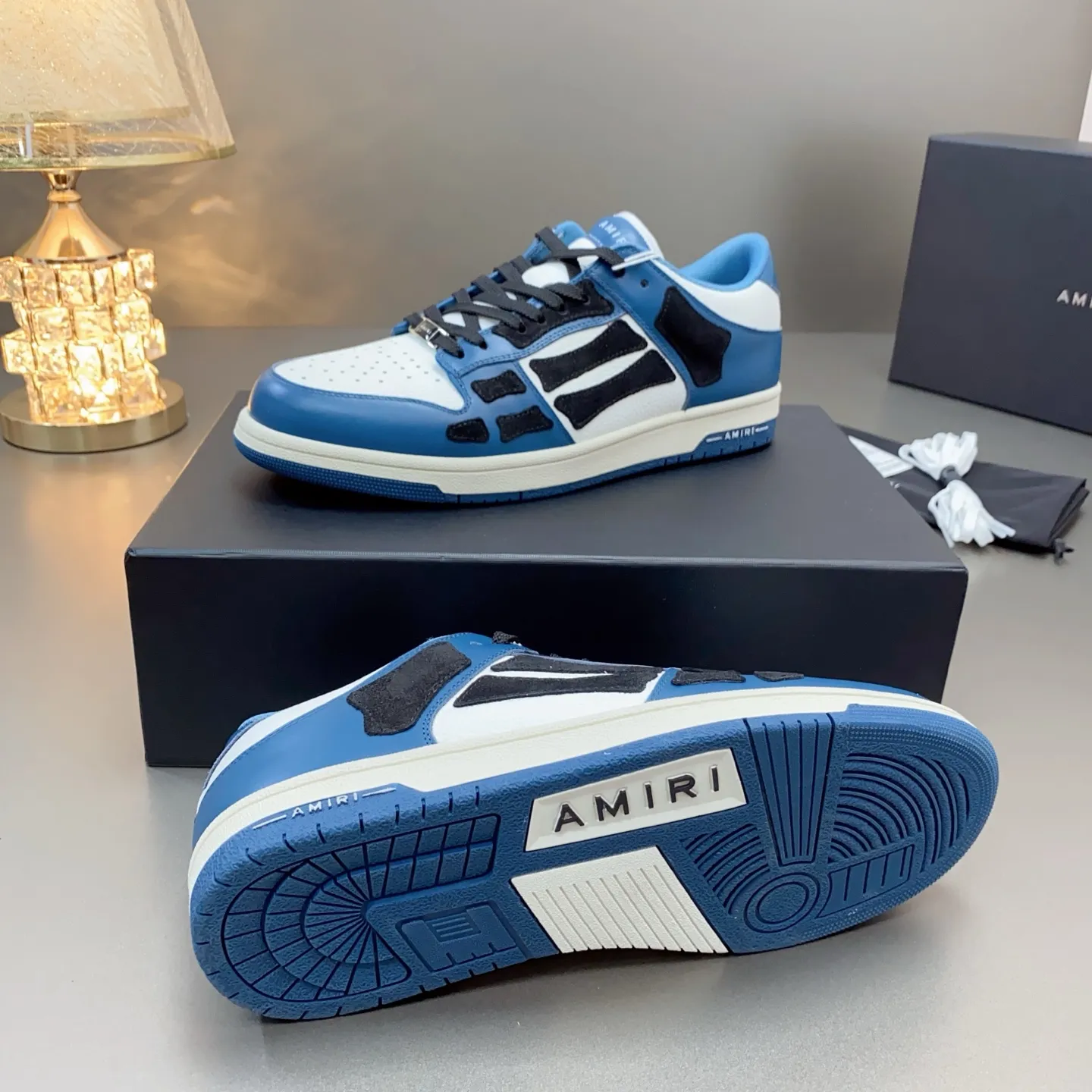 p580🐮🐮AMIRI Couple Style👑 The latest The Pacific Series Couple Style💀🦴Bone Stars Casual Sports Shoes Skateboard Shoes✔️ AMIRI's Pacific shoes are a sneaker that combines luxury and street style. Many celebrities and Internet celebrities have the same style. Its design and workmanship are very exquisite. Made of high-grade cow leather, soft to the touch and highly durable. 💎Fabrics: Original custom imported first-layer cowhide 💎Inner lining: Original customized breathable mesh 💎Foot: Original injection molded one-piece, comfortable, wear-resistant and not tiring for feet 💎Outsole: Original 1:1 molded three-color sole Original outsole 💎Sole thickness: 3CM 💎Size: Female 35-40 Male 39-46 💎Price; Top version 👑Special remarks Remark: (Female size 34 40 . Men's sizes 38 45 46 are customized and cannot be returned or exchanged. Please note when ordering! Thank you🤝🤝